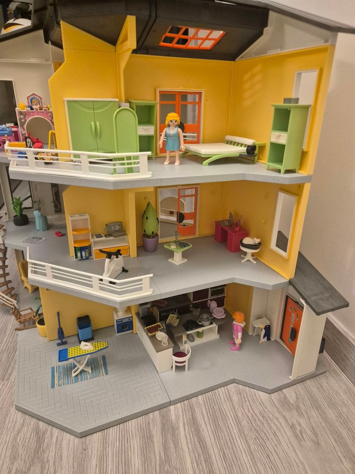 Maison Playmobil city life (9266)+
Étage supplémentaire  (65, Enlèvement ou Envoi, City life