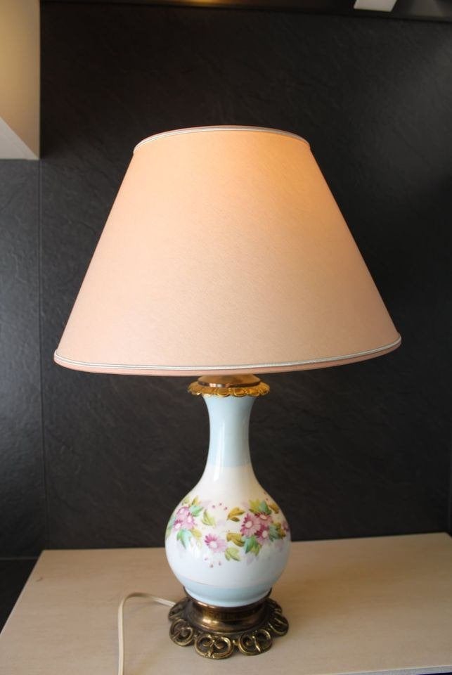 Lampe en porcelaine, bronze et soie peinte à la main., Antiquités & Art, Enlèvement ou Envoi