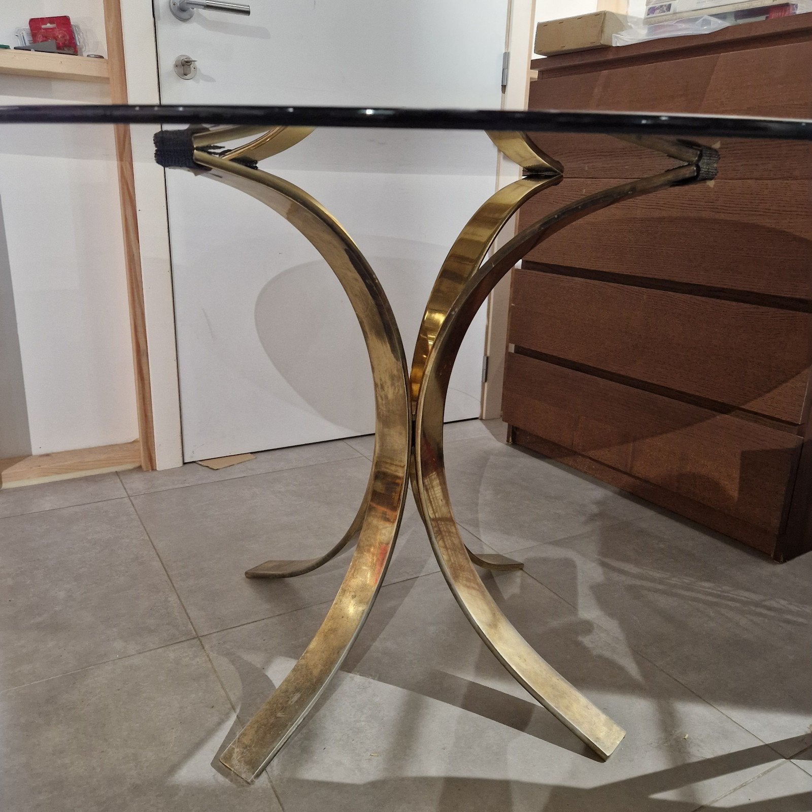 Belgochrom ronde glazen bladen tafel met messing onderstel, Antiek en Kunst, Ophalen of Verzenden