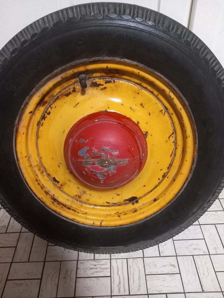 Antieke velg met band van auto of camion geweest, Tuin en Terras, Kruiwagens, Ophalen of Verzenden