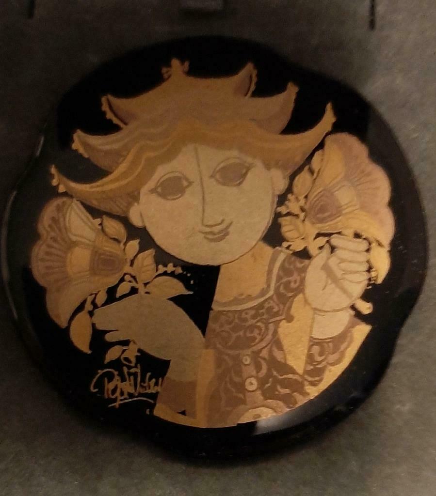 Prachtige broche, zwart porselein,oosterse figuur (bladgoud), Antiek en Kunst, Ophalen of Verzenden