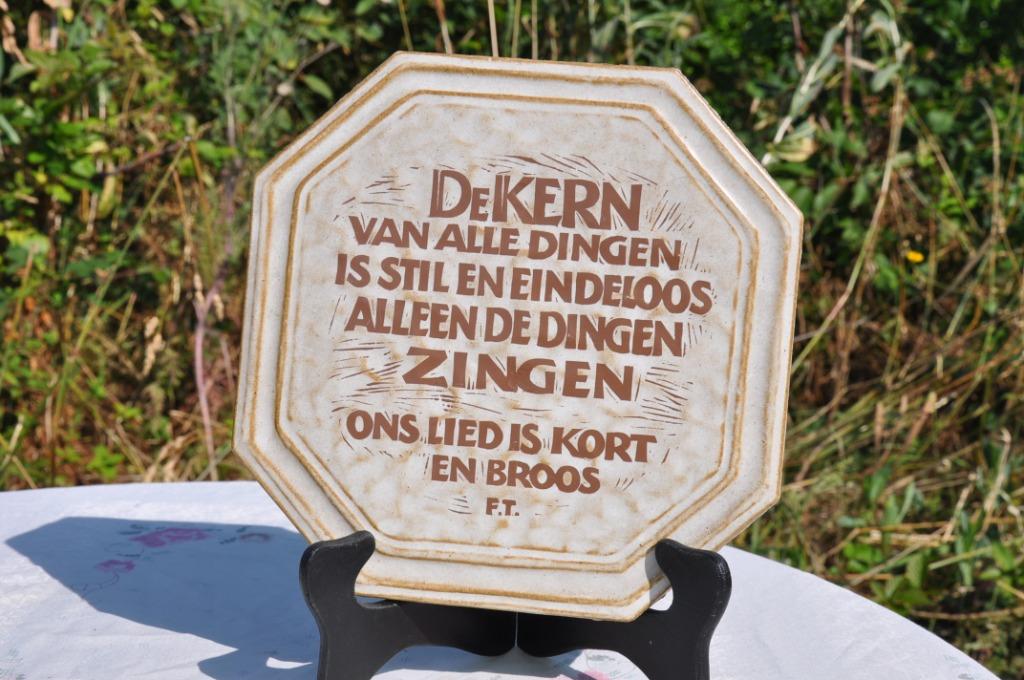 plaque murale en faience octogonale texte néerlandais, Enlèvement ou Envoi, Comme neuf