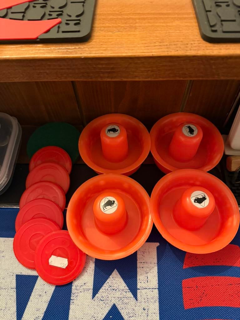 Airhockey pushers en pucks, Enlèvement, Comme neuf