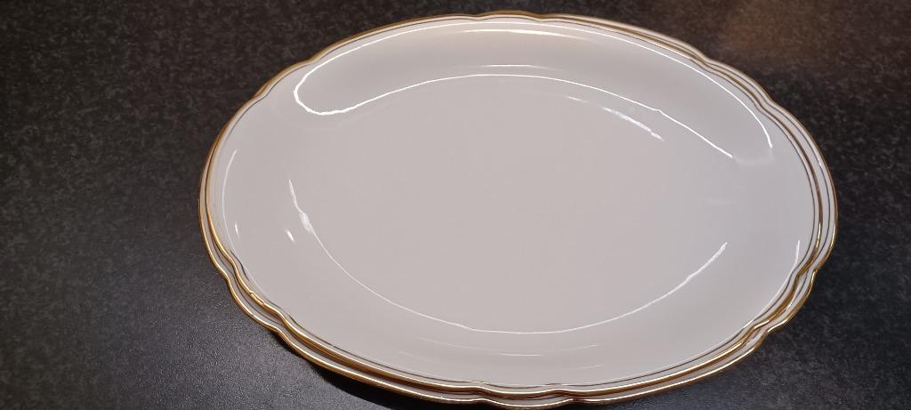 BAVARIA:  2 serveerschotels met fijne gouden rand, Ophalen of Verzenden