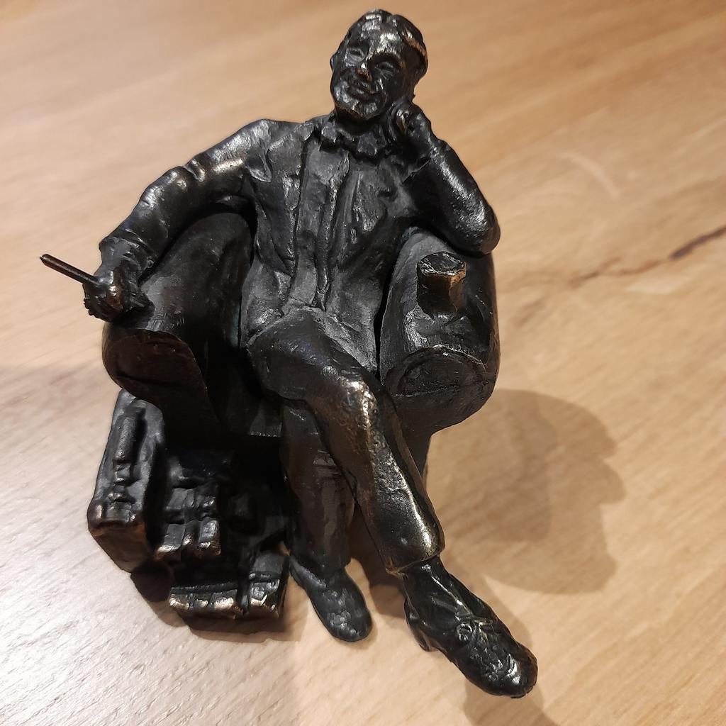Klein brons beeldje man in zetel, Ophalen, Brons