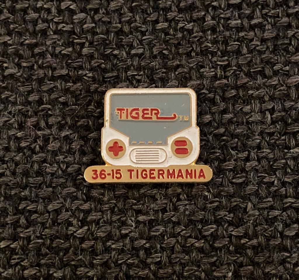 PIN - 36-15 TIGERMANIA - TIGER - SPELCONSOLE - COMPUTER, Verzenden, Gebruikt, Overige onderwerpen, Speldje of Pin