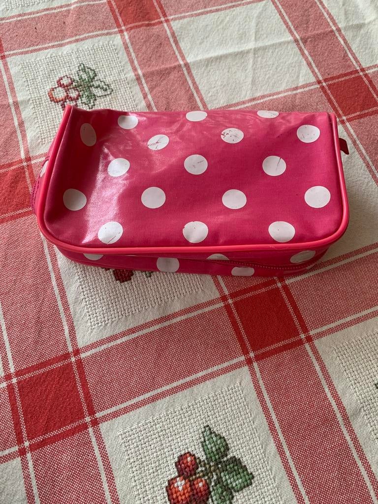 etui in knalroze met witte stippen, Ophalen