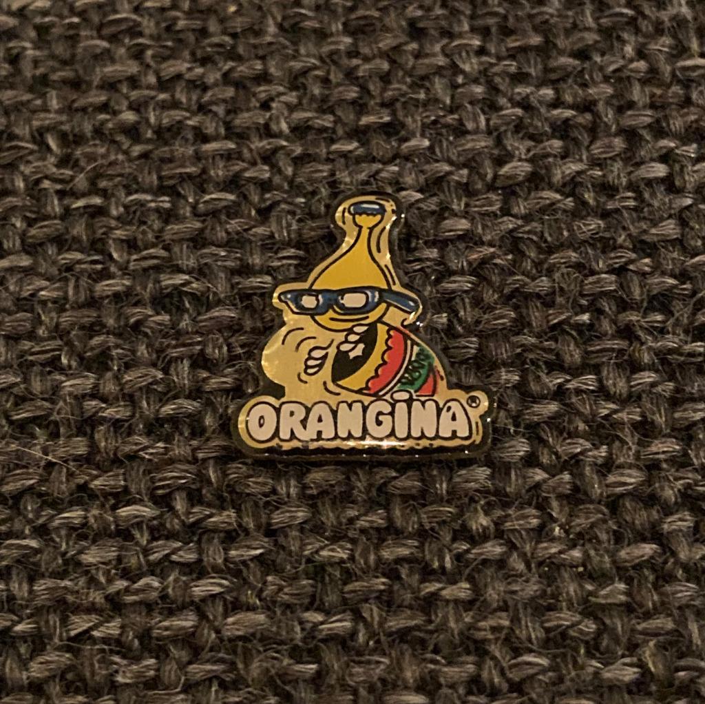 PIN - ORANGINA - LIMONADE - LEMONADE, Verzamelen, Verzenden, Gebruikt, Merk, Speldje of Pin