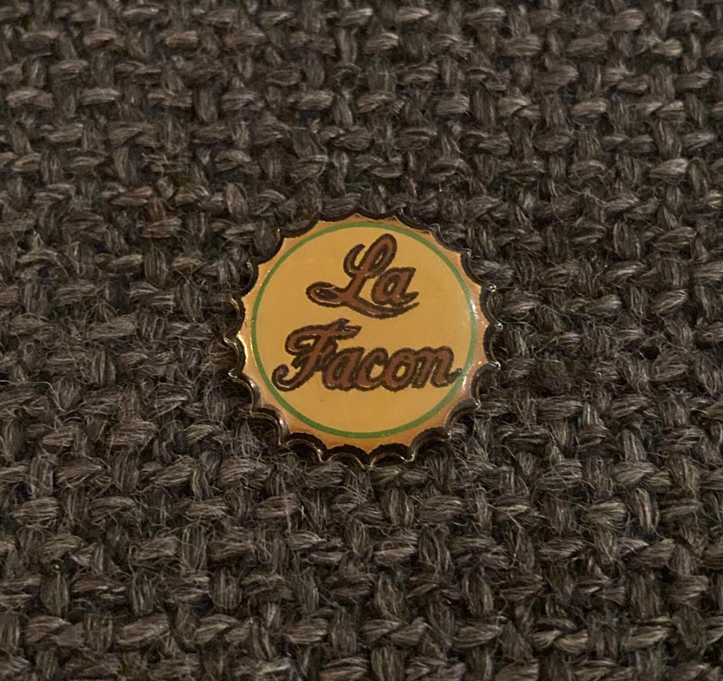 PIN - LA FACON - BIER - BIÈRE - BEER, Verzamelen, Verzenden, Gebruikt, Merk, Speldje of Pin