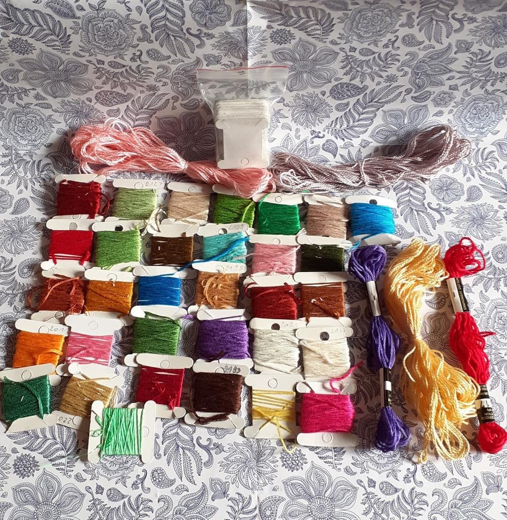 lot de 32 chutes de coton a brode + 5 écheveaux, Enlèvement ou Envoi, Utilisé, Broderies à la main, Fil à broder ou Soie