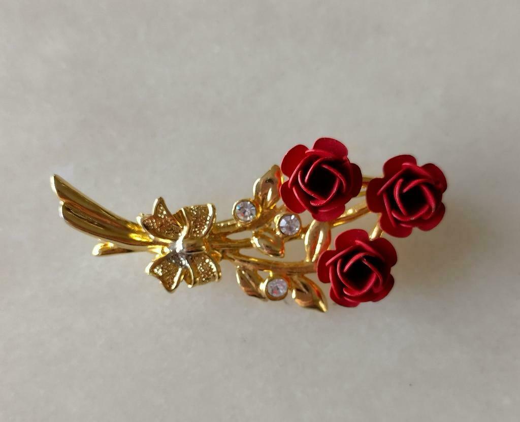 Mooie goudkleurige broche met roosjes, Overige materialen, 4 tot 7 cm, Ophalen of Verzenden, Zo goed als nieuw