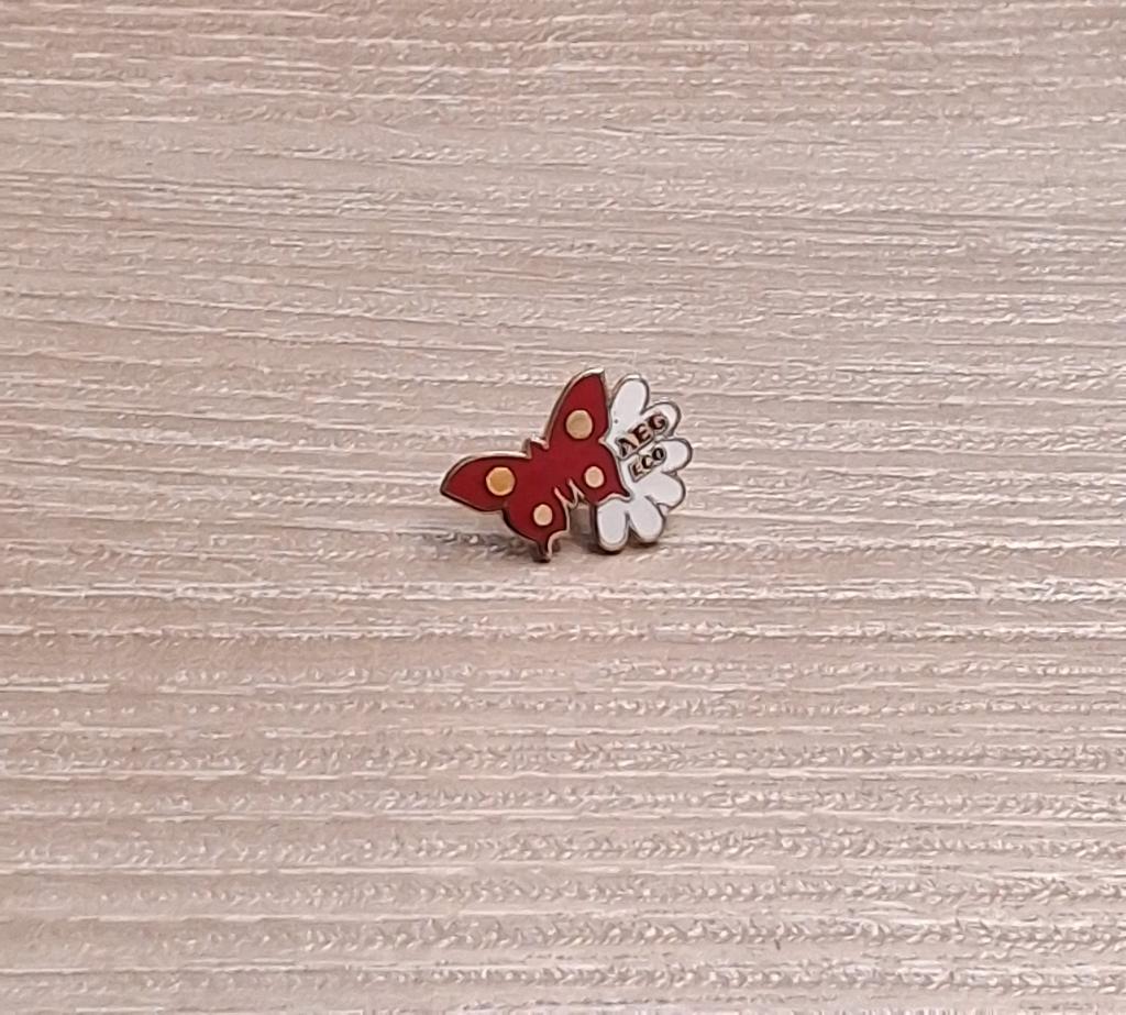 PIN - AEG - HUISHOUDTOESTELLEN - VLINDER - PAPILLON, Verzenden, Gebruikt, Merk, Speldje of Pin