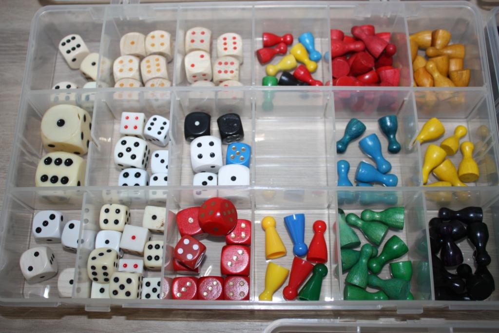3x box met reserve pionnen , dobbelstenen , paardjes fiches, Ophalen of Verzenden, Zo goed als nieuw, Overig