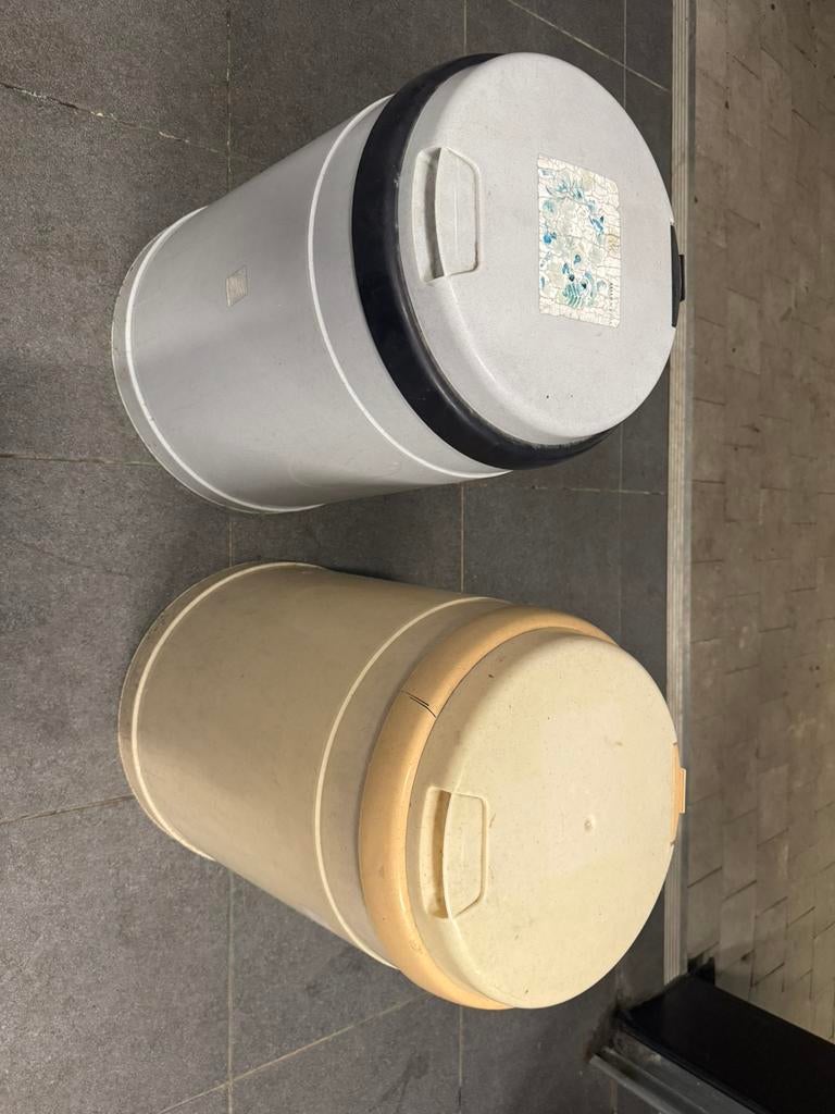 Poubelles à ordures à l'état neuf, Enlèvement, Comme neuf