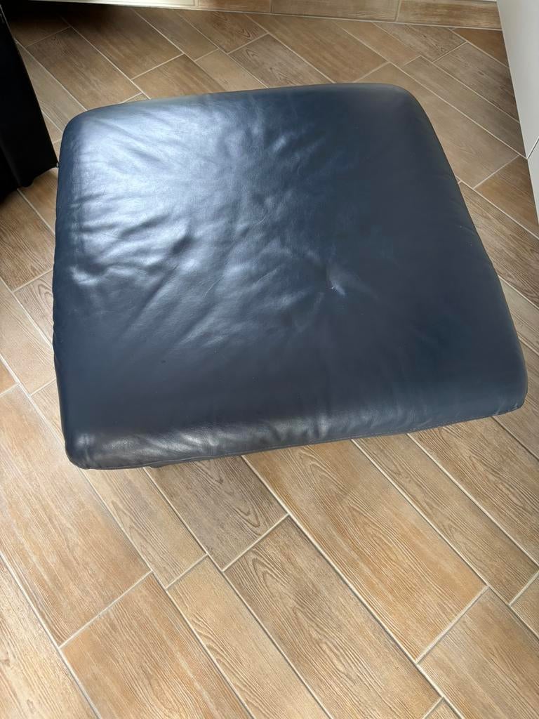Lederen poef. Blauw 74 op 74 en 40 cm H, Enlèvement, Comme neuf