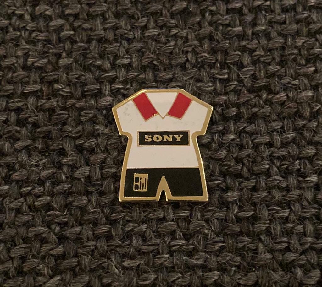 PIN - R.W.D. MOLENBEEK - FOOTBALL SHIRT - VOETBAL, Verzamelen, Verzenden, Gebruikt, Sport, Speldje of Pin