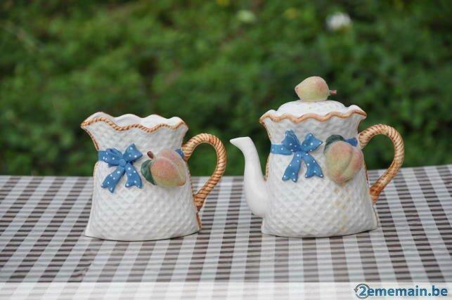 petite cafetière personnel +pot au lait avec cocarde bleu