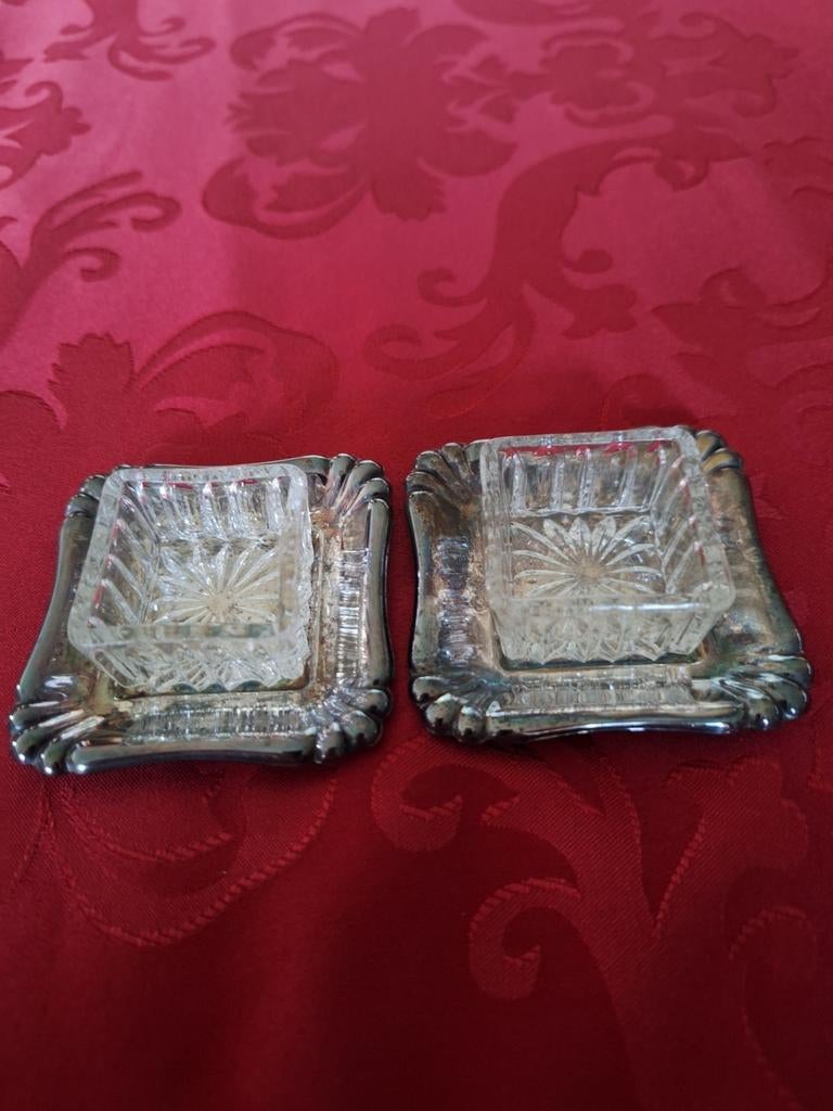 2 kleine schaaltjes van geslepen glas op een verzilverd meta, Antiek en Kunst, Ophalen, Zilver