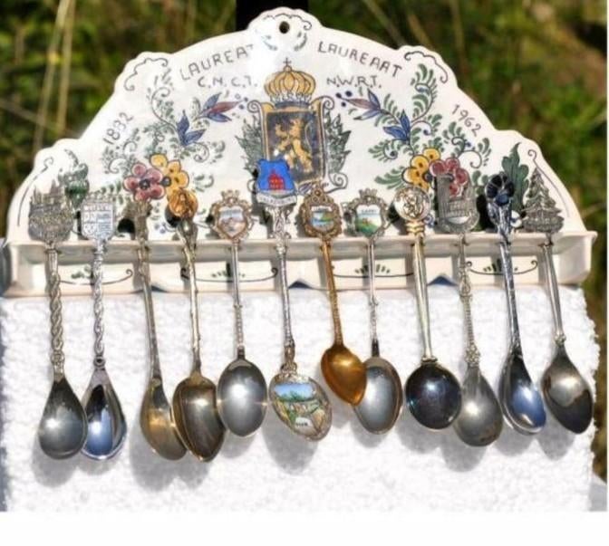 support  en faience delft + 12 cuillères de collections, Enlèvement ou Envoi