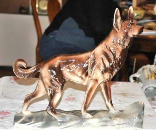 Chien en faience sur socle, Antiquités & Art, Enlèvement ou Envoi