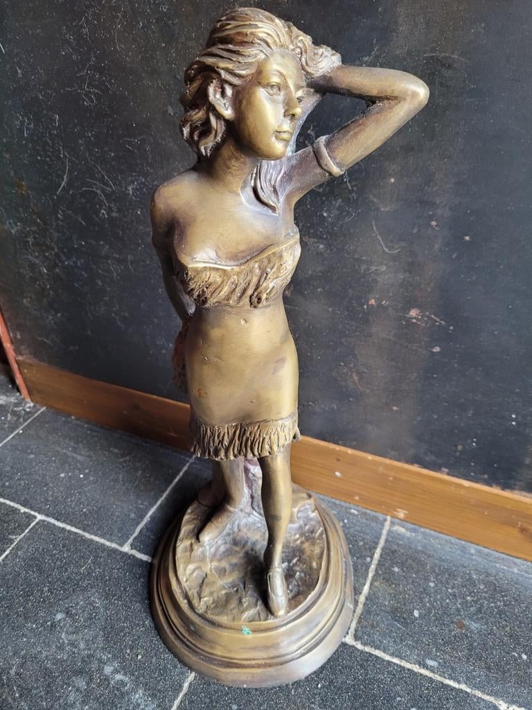 Groot beeld van een elegante vrouw in brons gesigneerd Victo, Antiek en Kunst, Ophalen