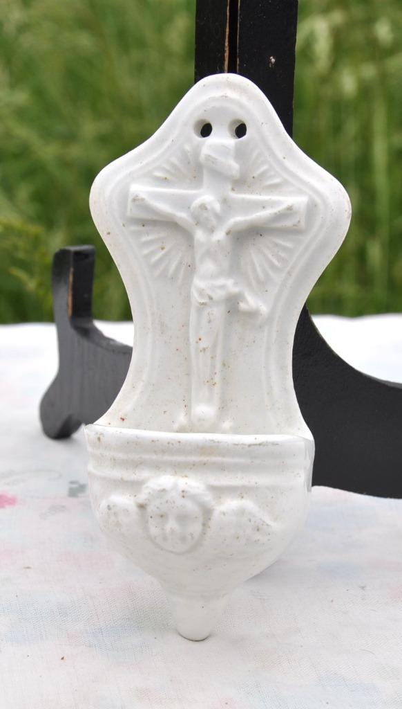 bénitier en faïence blanche décor crucifix, Antiquités & Art, Enlèvement ou Envoi