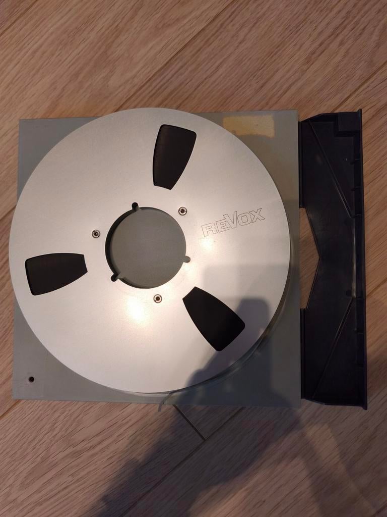 26 cm ReVox reel met nieuwe LPR-90 tape in ReVox opbergdoos, Ophalen of Verzenden, Onderdeel