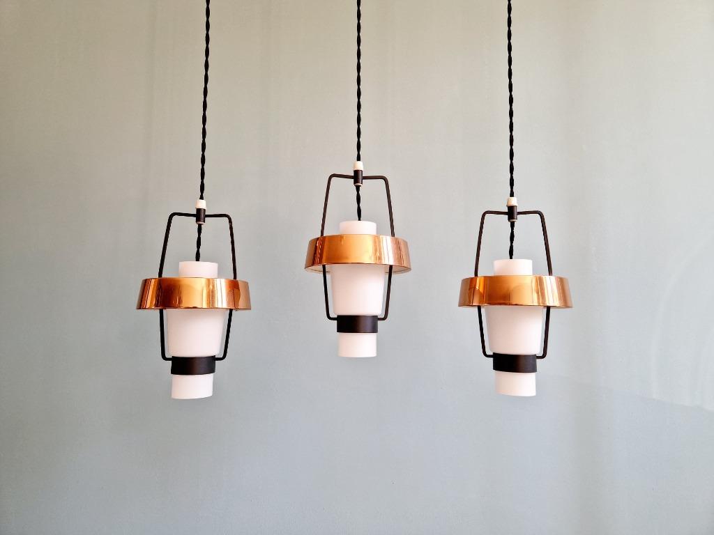 Trio de suspensions scandinaves en opaline et métal cuivré, Envoi