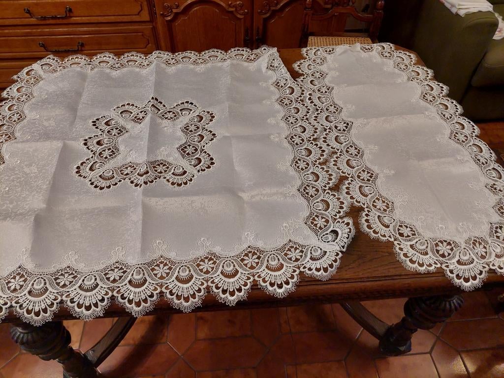 Set van  2 theetafelkleedjes in kant uit Brugge  nieuw, Enlèvement ou Envoi, Neuf, Ovale, Intérieur