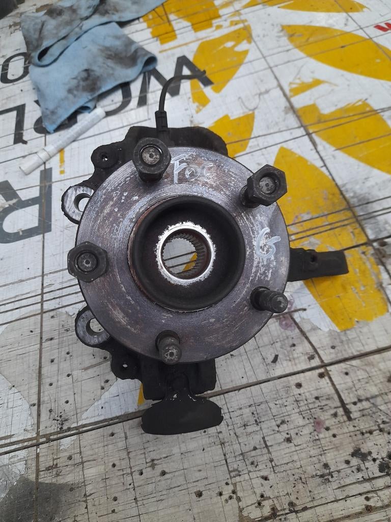 Moyeux de roues AVANT pour FORD FOCUS 2 // 5060 AUVELAIS, Autos : Pièces & Accessoires, Enlèvement ou Envoi, Utilisé, Ford