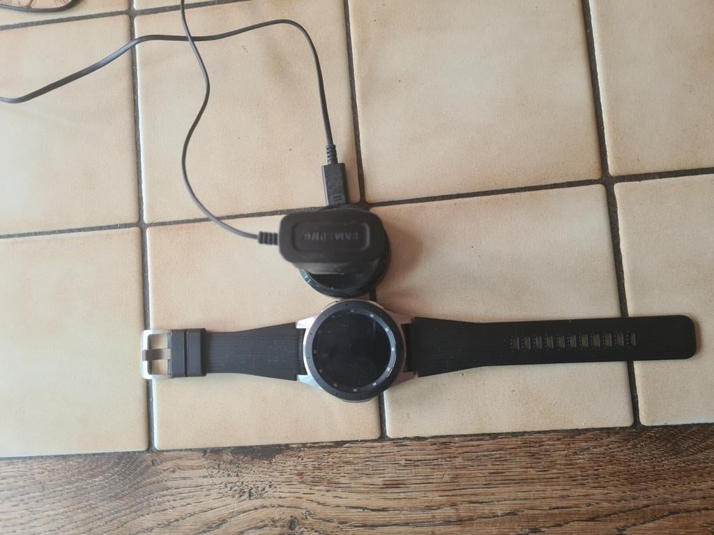 Montre connectee Samsung galaxy watch avec chargeur, Bijoux, Sacs & Beauté, Montres connectées, Enlèvement, Comme neuf