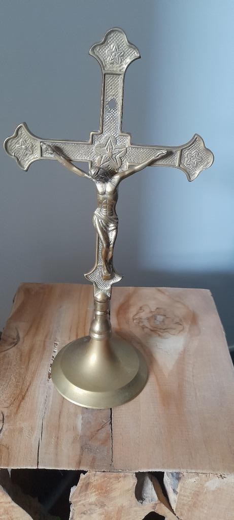 Crucifix sur pied du christ en laiton ou cuivre, Antiquités & Art, Antiquités | Objets religieux, Enlèvement
