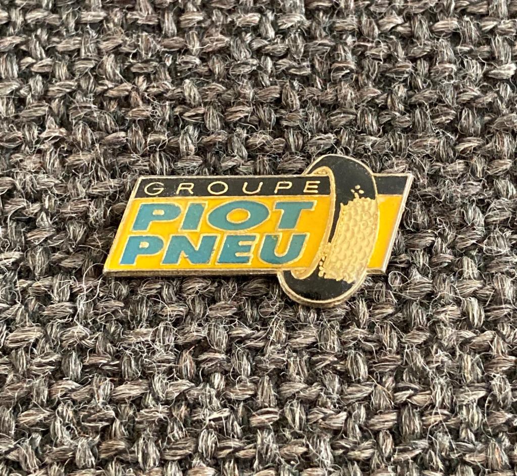 PIN - GROUPE PIOT PNEU - AUTOMOBILE, Collections, Envoi, Utilisé, Transport, Insigne ou Pin's