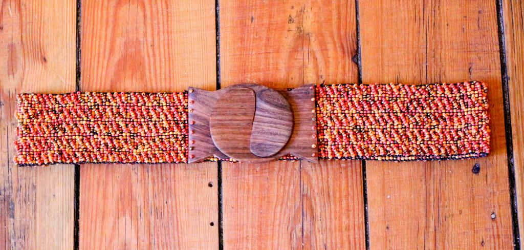Ceinture_15_ perles montées sur élastiques et boucle en bois, Enlèvement ou Envoi, Autres couleurs, Vintage, 80 à 90 cm