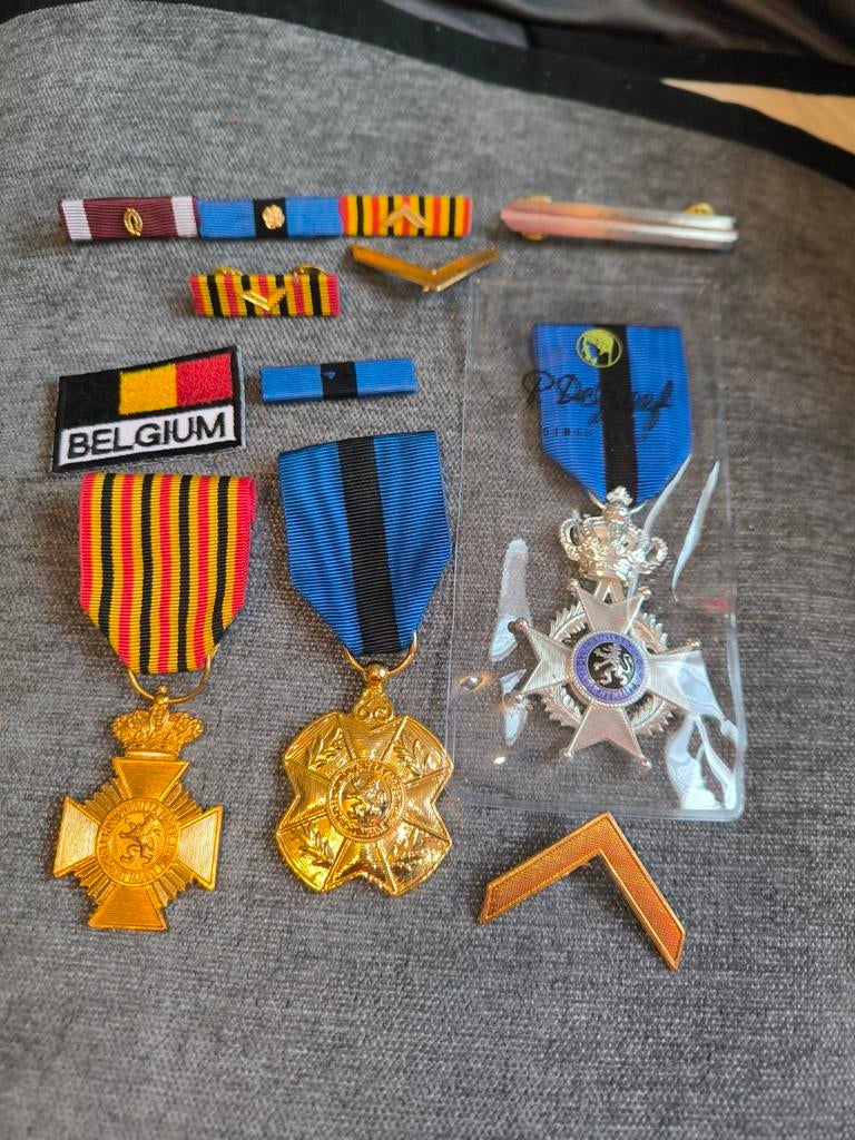 Lot d'insignes d'honneur de l'armée de l'air belge, Enlèvement