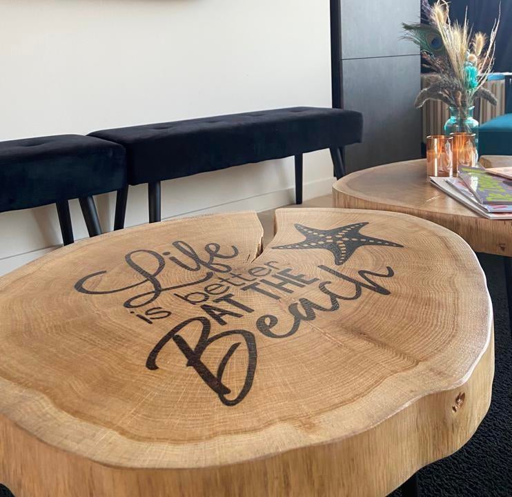 Table basse en tronc d'arbre - Life is better at the beach, Maison & Meubles, Enlèvement, Comme neuf