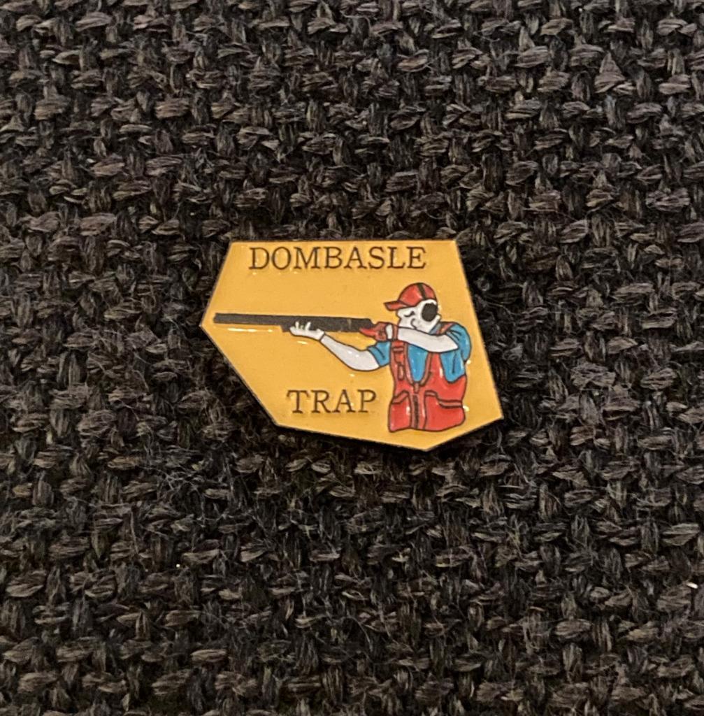 PIN - DOMBASLE - TRAP - SCHIETEN - TIR, Envoi, Utilisé, Sport, Insigne ou Pin's