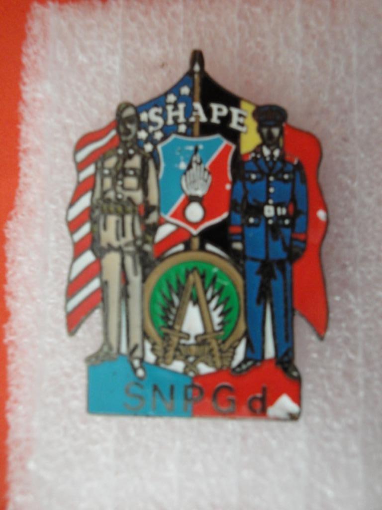 Pin Gendarmerie Rijkswacht  SHAPE, Enlèvement ou Envoi, Comme neuf