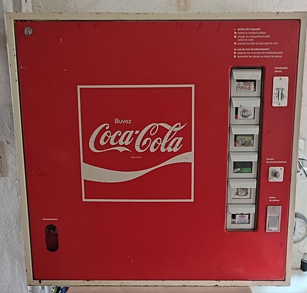 Distributeur de boissons coca cola