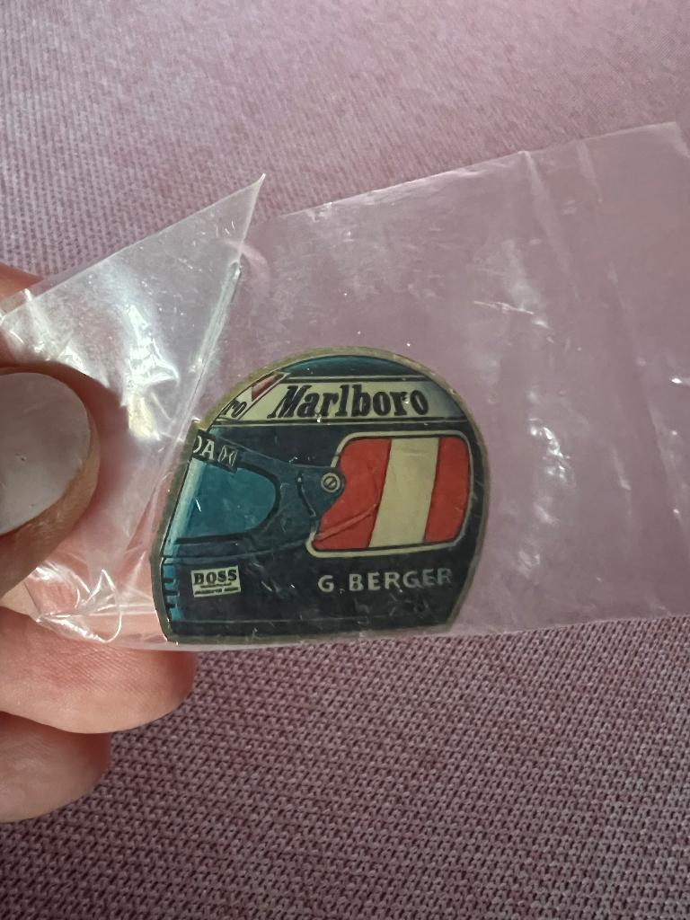 Épinglette Marlboro F1 Casque de course Gerhard Berger 90's, Enlèvement ou Envoi, Neuf, Sport, Insigne ou Pin's