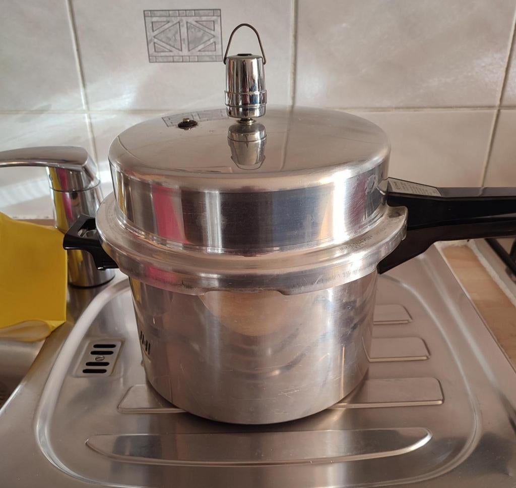 Casserole à pression 6L avec panier vapeur, Enlèvement ou Envoi, Utilisé, Casserole ou Cocotte-minute, Plaque céramique