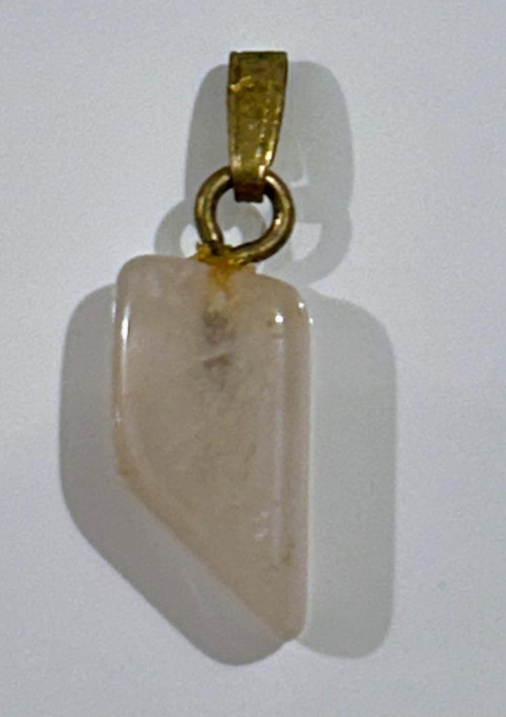 Beige/roze hangertje met goudkleurige afwerking, Handtassen en Accessoires, Kettingen, Beige, Ophalen of Verzenden, Zo goed als nieuw