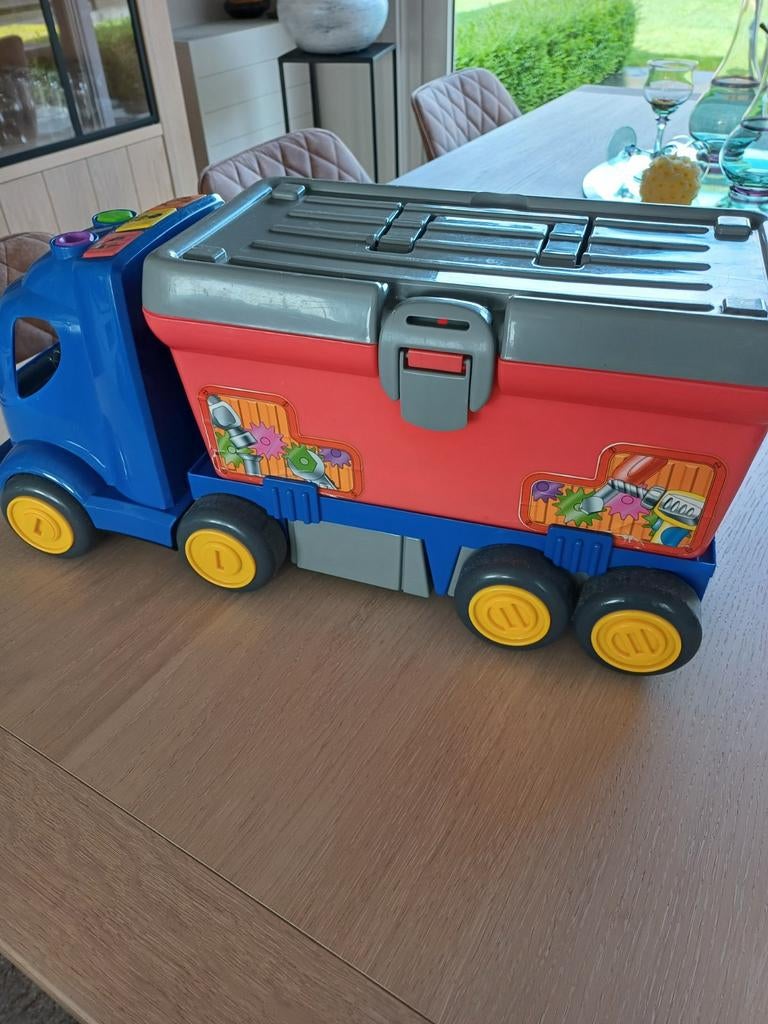 Vrachtwagen met een bak werkmateriaal., Enlèvement, Utilisé