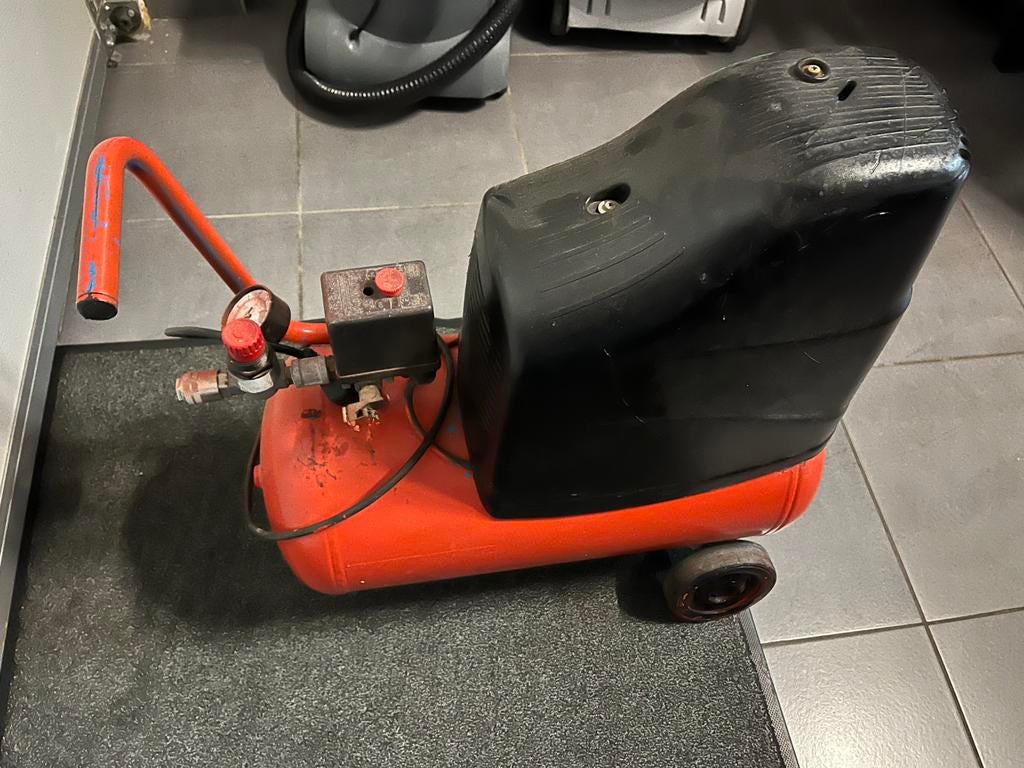 Lucht compressor, Doe-het-zelf en Bouw, Compressors, Ophalen, Zo goed als nieuw