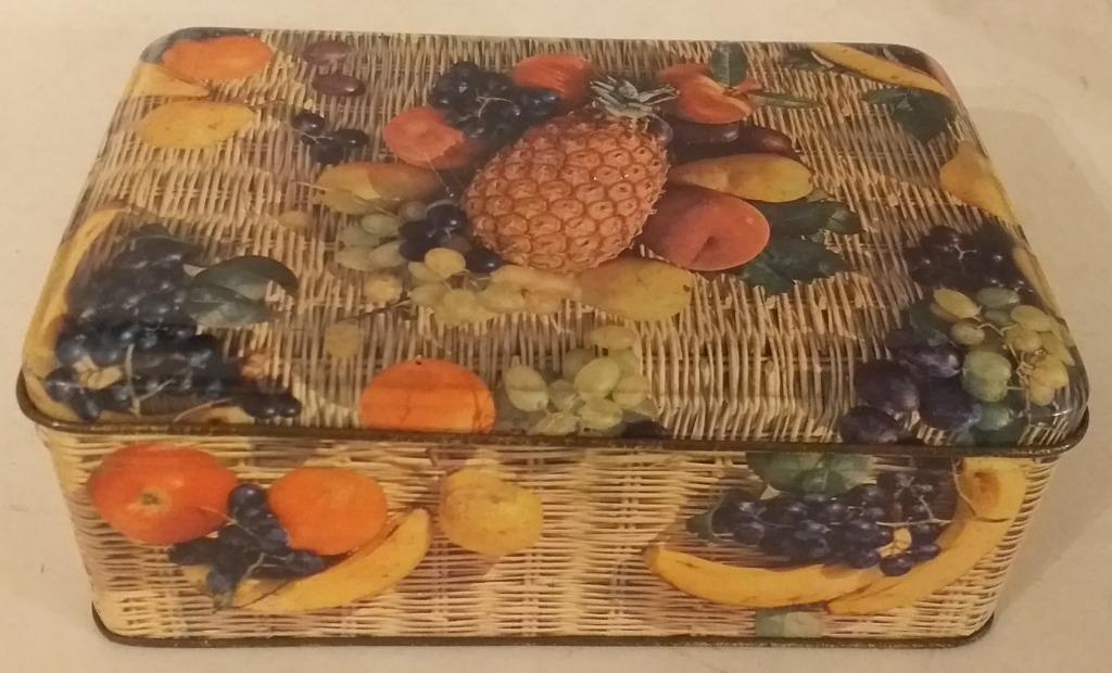 oude blikken doos - rieten mand met fruit, Ophalen of Verzenden