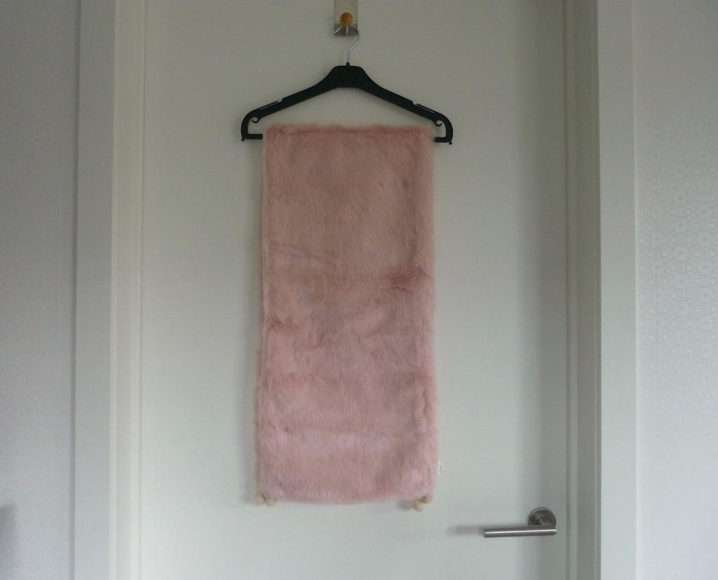 Roze schoudersjaal sjaal bolero van Lisbeth Dahl 140x31 cm, Ophalen of Verzenden, Sjaal