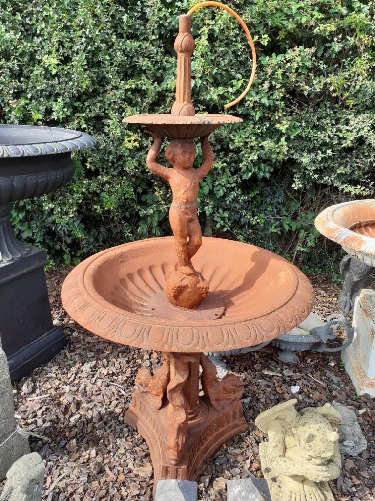 Superbe fontaine en fonte à l'angelot et aux poissons, Jardin & Terrasse, Pièces d'eau & Fontaines, Enlèvement, Utilisé, Fonte