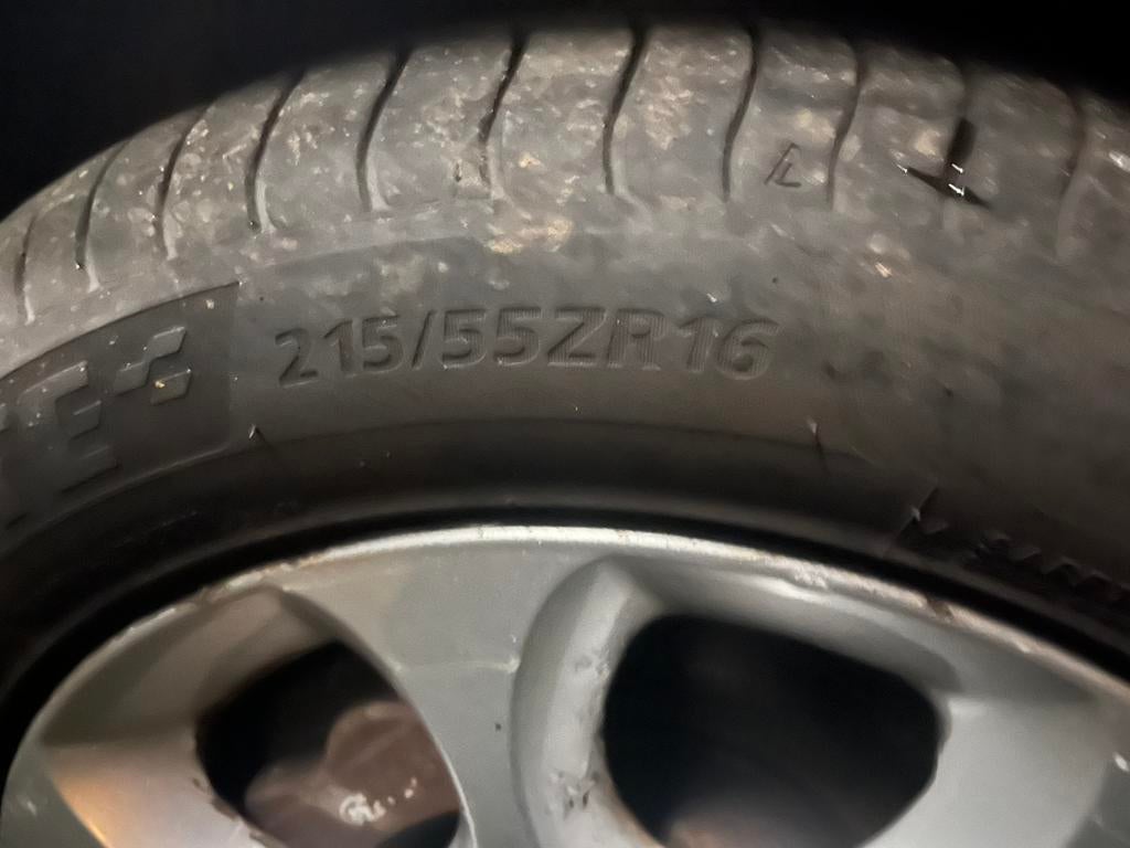 Nieuwe banden op velgen van alfa Romeo 159, Ophalen, Band(en)