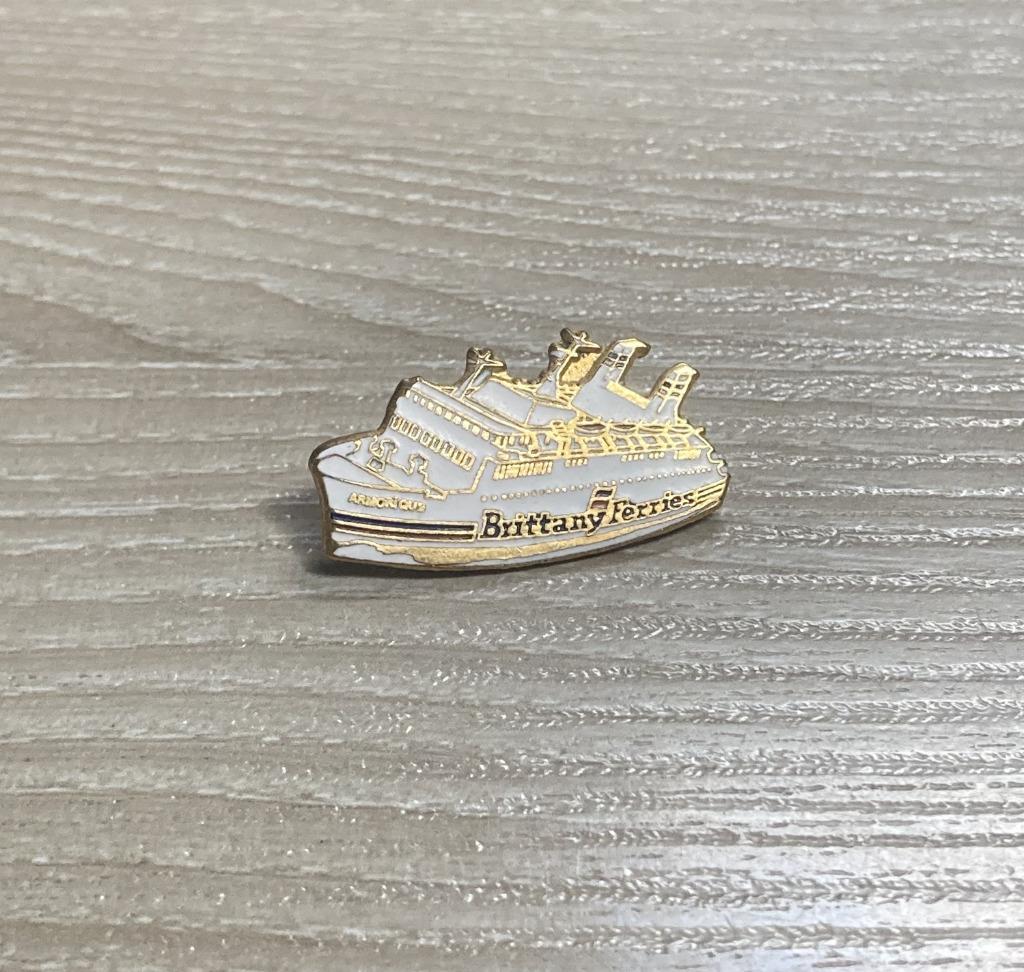 PIN - BRITTANY FERRIES - ARMORIQUE - BOOT - BATEAU - FERRY, Verzenden, Gebruikt, Transport, Speldje of Pin