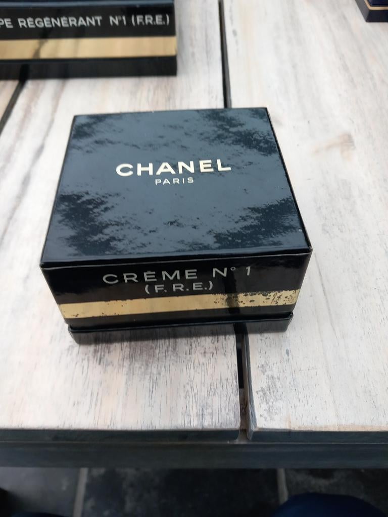 Produits factices Chanel paris pour collectionneur, Ophalen